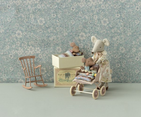 Sleepy wakey baby mouse in matchbox - Rose