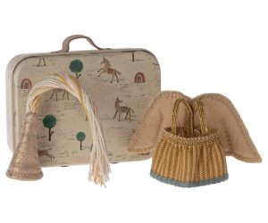 Fairy clothes in suitcase, Little sister mouse