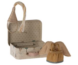 Fairy clothes in suitcase, Little sister mouse