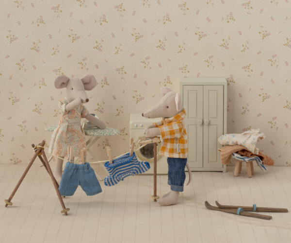 Knitted sweater and pants, Big brother mouse