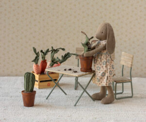 Flower pot with plant, Miniature