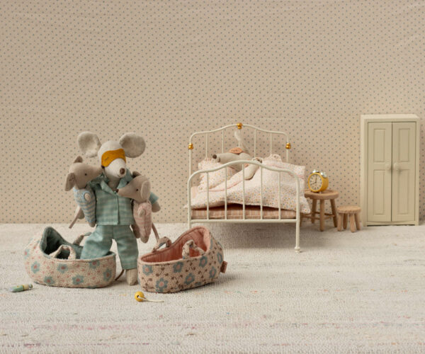 Baby mouse in carry cot - Rose