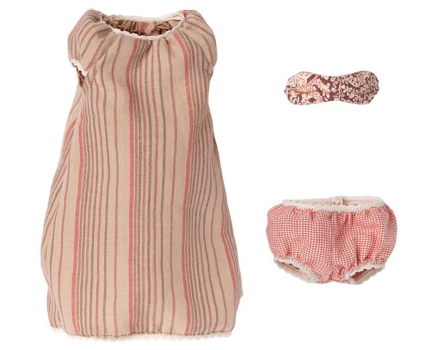 Medium mouse, Nightgown