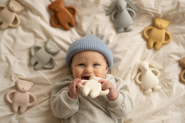 MOONIE NATURAL RUBBER TEETHER BUNNY CAPPUCCINO